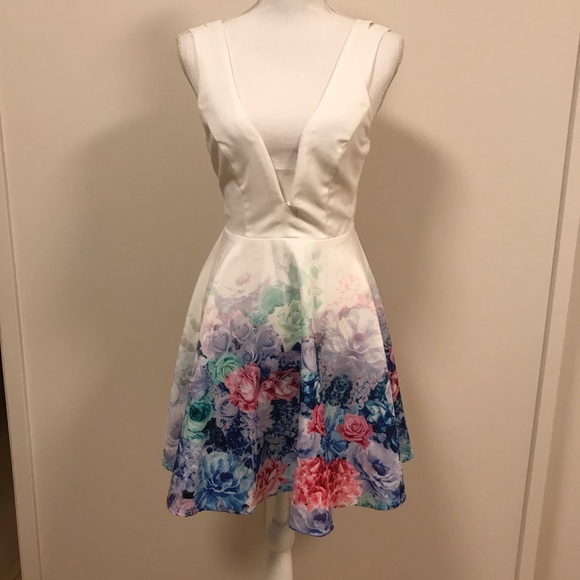 Floral Flowy Deep V-Neck Dress- small - Picture 8 of 9